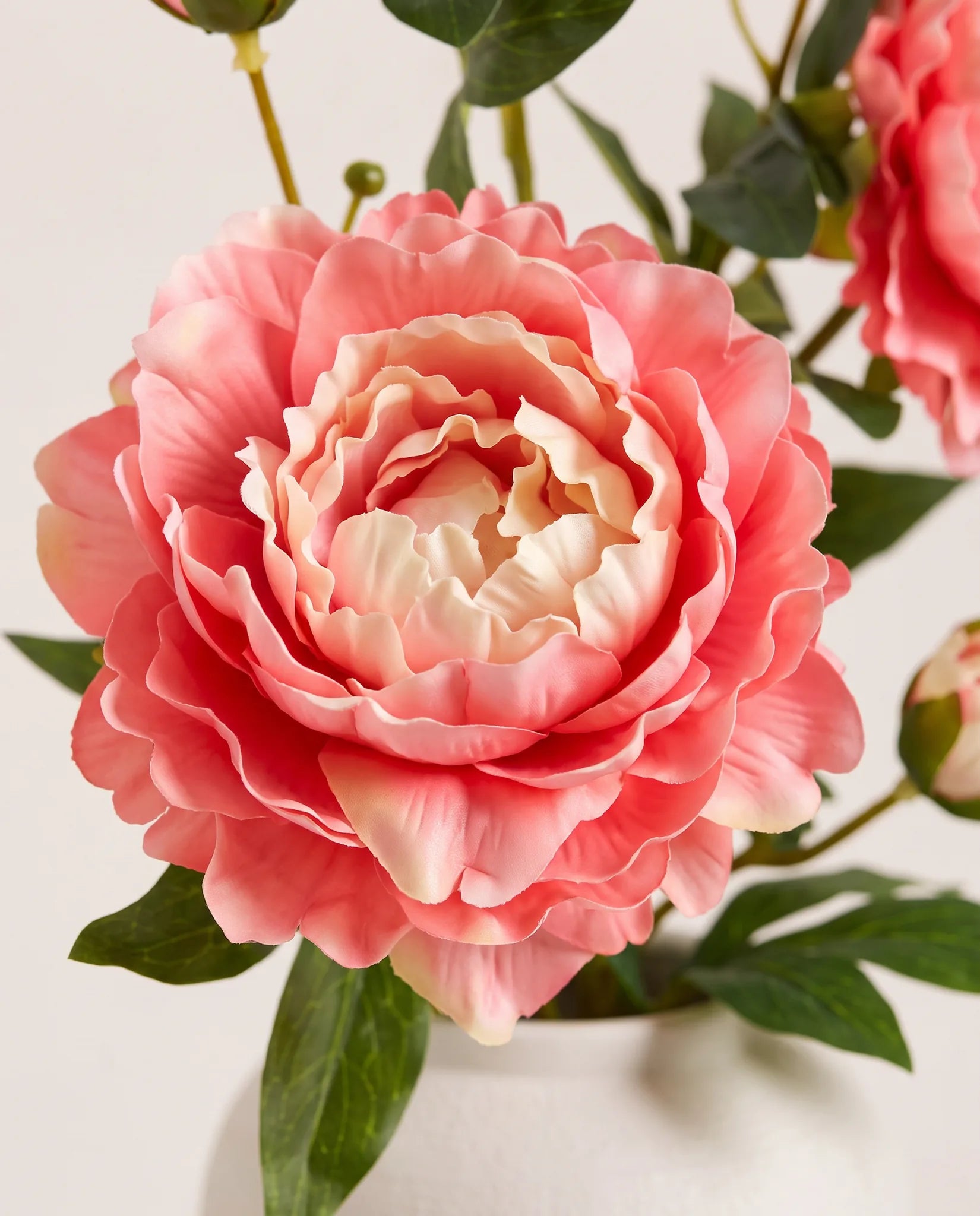 Gros plan sur les pivoines artificielles pêche du bouquet Pêche de Vigne