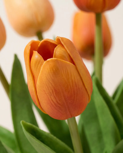 Gros plan sur les tulipes artificielles du bouquet Abricotine