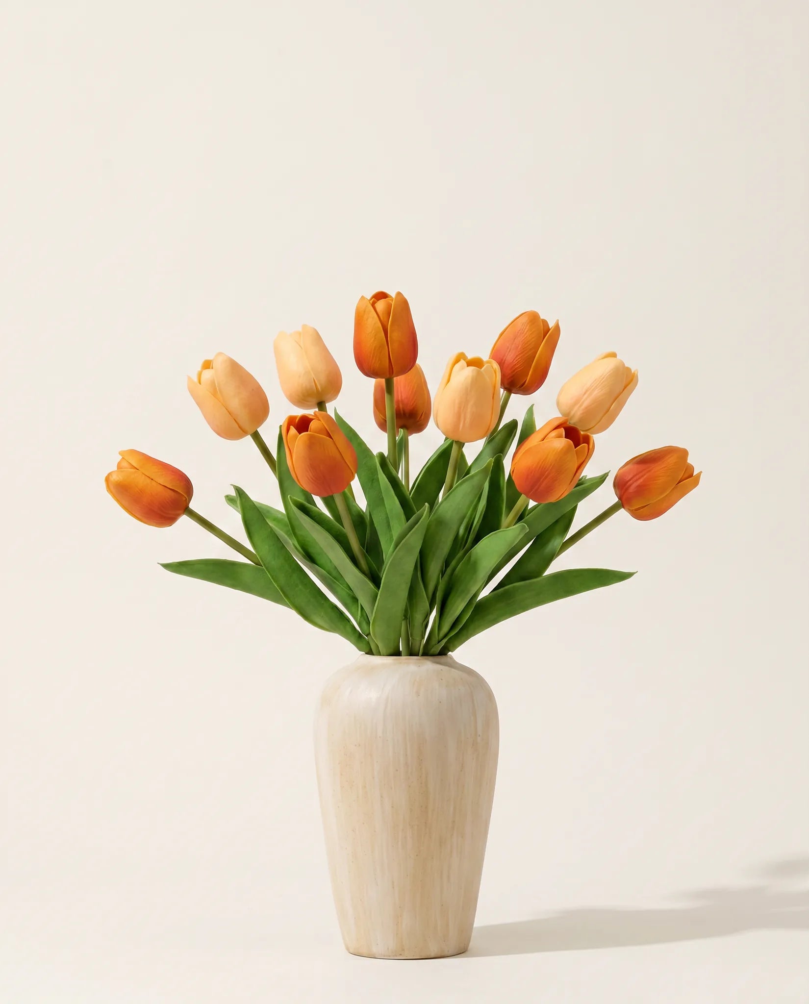 Vase céramique crème cannelé avec bouquet de tulipes orange artificielles