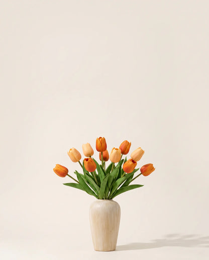 Bouquet artificiel de tulipes orange abricot dans un vase en céramique