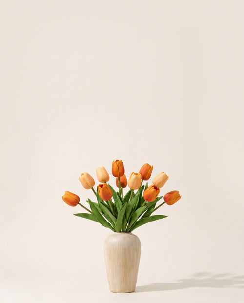 Bouquet artificiel de tulipes orange abricot dans un vase en céramique