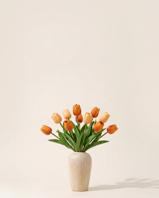 Bouquet artificiel de tulipes orange abricot dans un vase en céramique