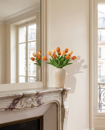 Bouquet artificiel orange abricot sur une cheminée en marbre, salon parisien