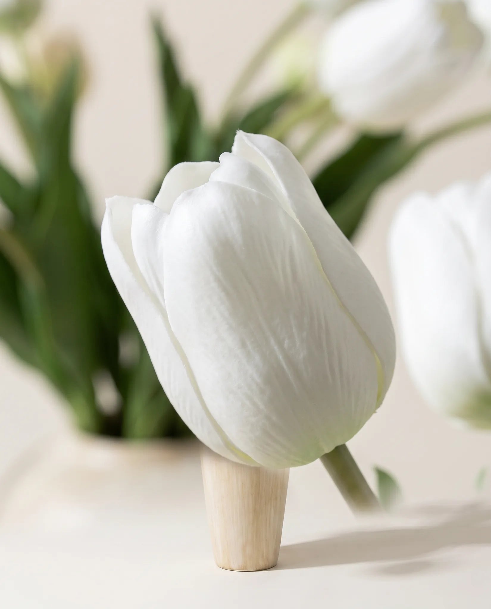 Gros plan sur les tulipes artificielles blanches du bouquet Porcelaine