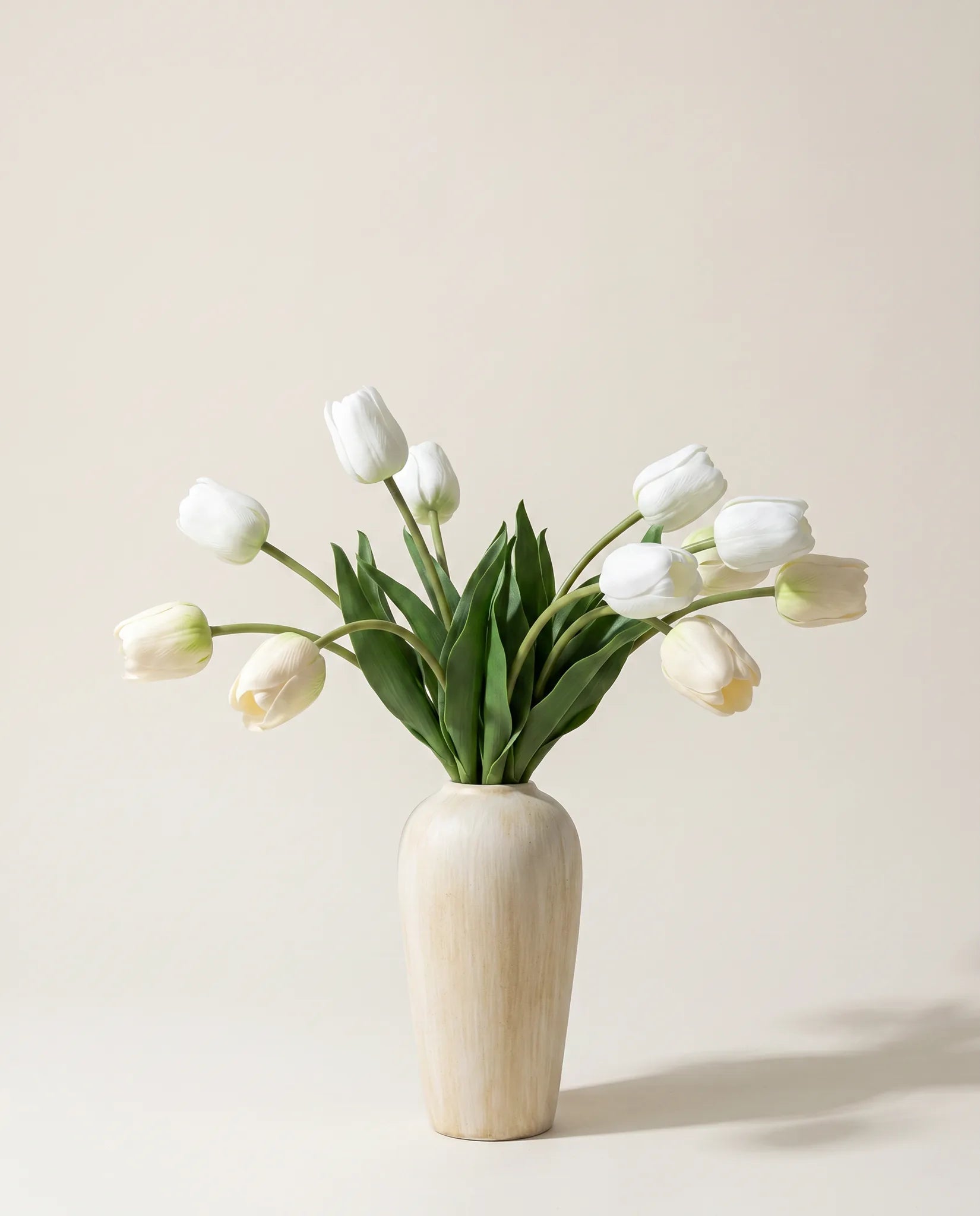 Vase céramique crème cannelé avec bouquet de tulipes blanches artificielles