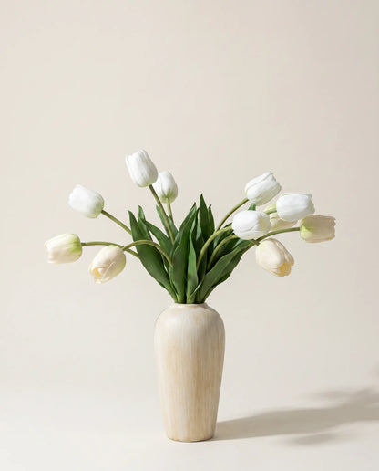 Vase céramique crème cannelé avec bouquet de tulipes blanches artificielles