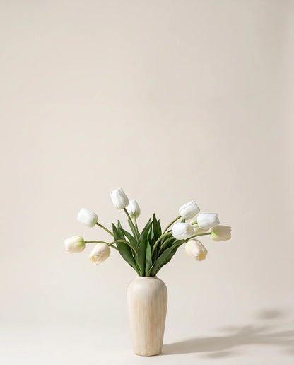 Bouquet artificiel de tulipes blanches dans un vase en céramique