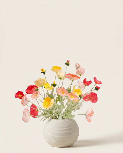 Bouquet artificiel de pavots d'Islande multicolores en gros plan