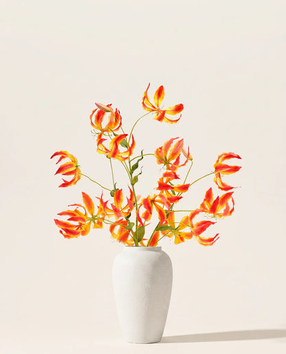 Vase céramique effet pierre avec bouquet de glorieuses rouge flamme artificielles