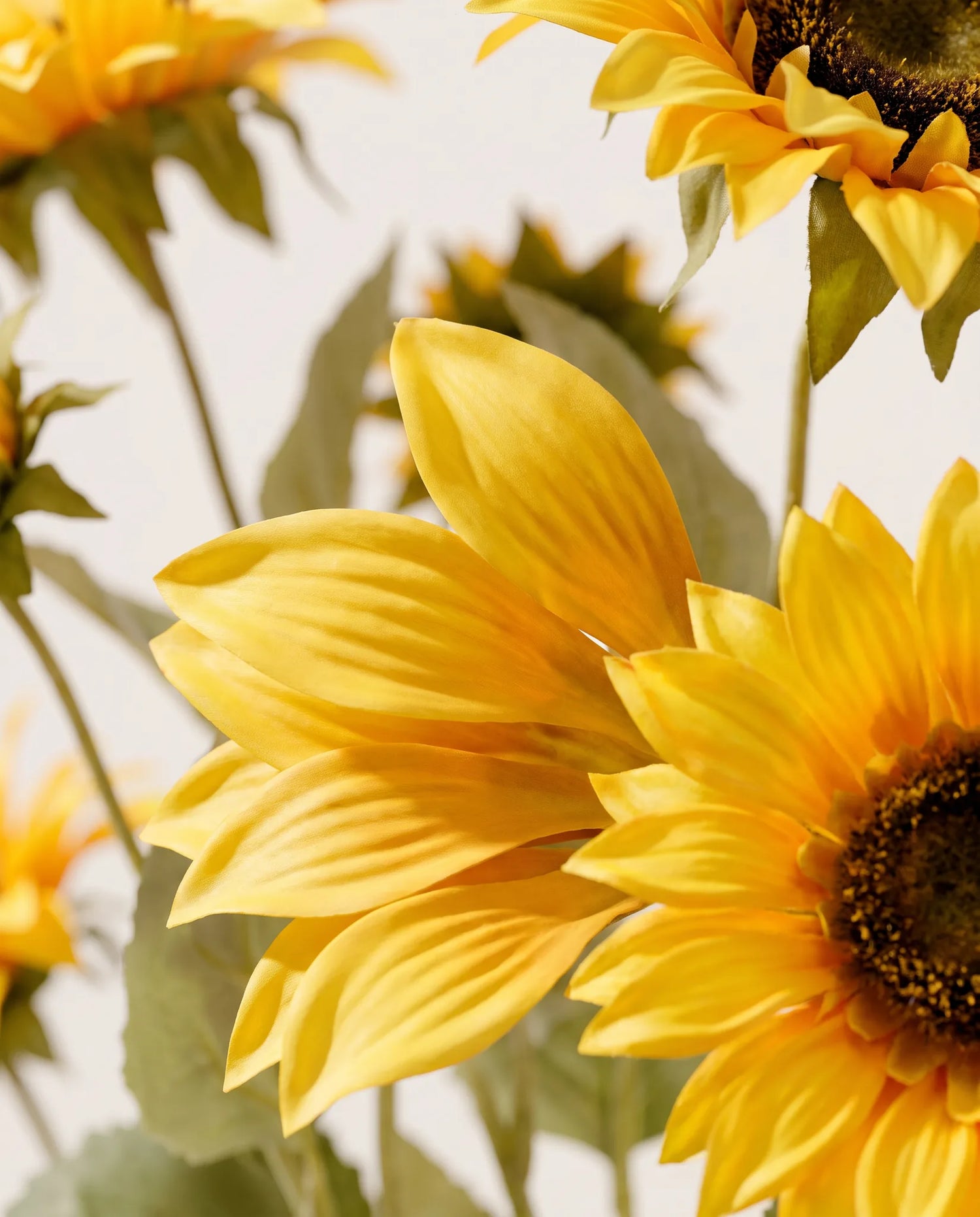 Gros plan sur les tournesols artificiels du bouquet Plein Soleil