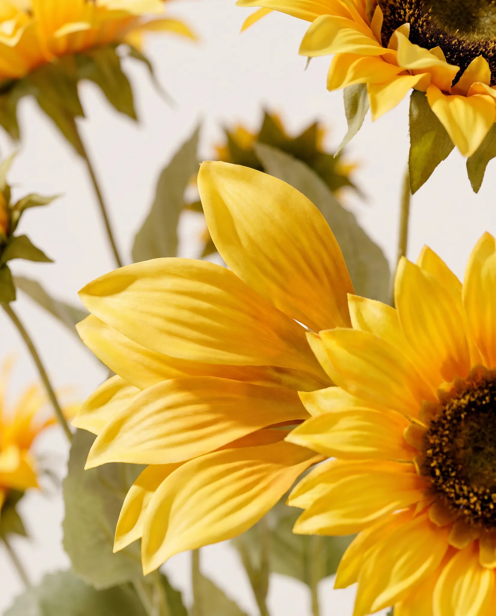 Gros plan sur les tournesols artificiels du bouquet Plein Soleil
