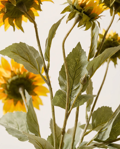 Détail du cœur brun et des pétales jaunes du bouquet artificiel Plein Soleil