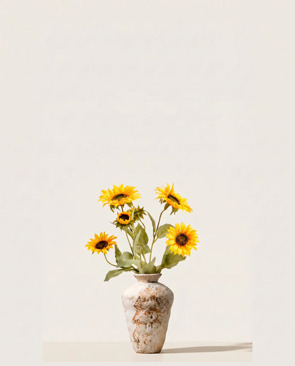 Bouquet artificiel de tournesols jaunes dans un vase en céramique