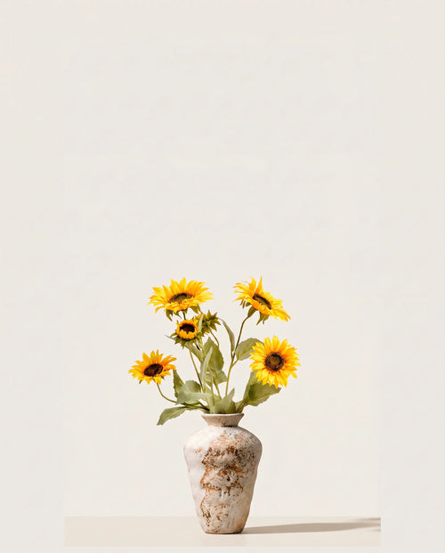 Bouquet artificiel de tournesols jaunes dans un vase en céramique