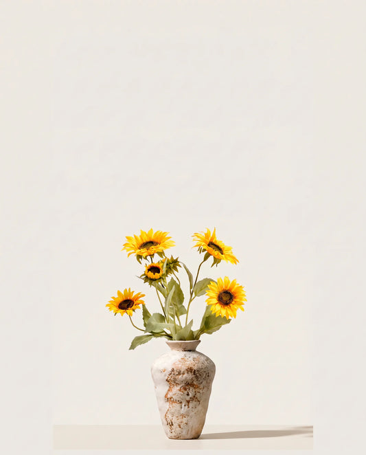 Bouquet artificiel de tournesols jaunes dans un vase en céramique