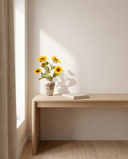Bouquet artificiel jaune sur la table d'un bureau, lumière latérale et rideau en lin