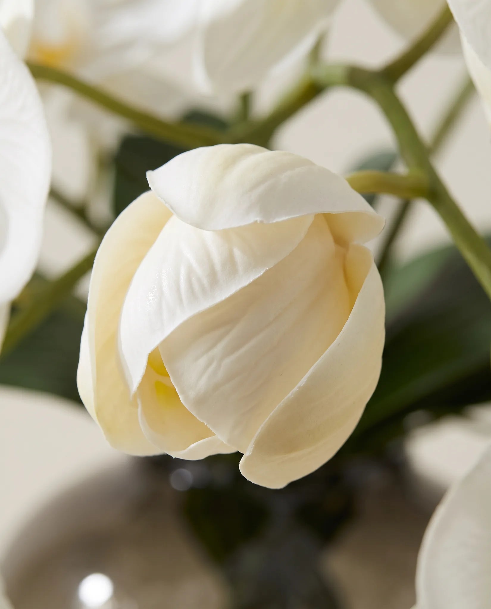 Détail des pétales et du cœur des orchidées du bouquet artificiel Envol Blanc