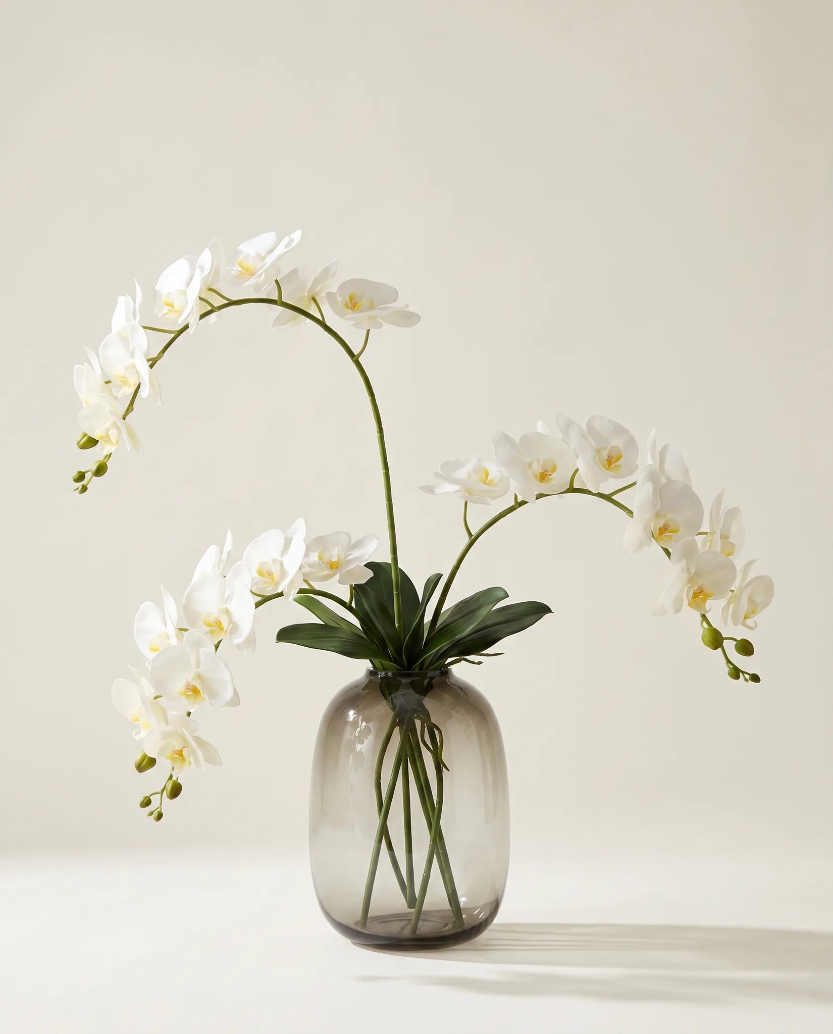 Bouquet artificiel d'orchidées blanches et vertes en gros plan