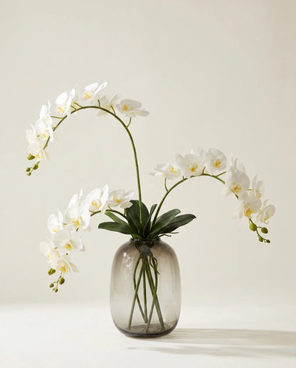Bouquet artificiel d'orchidées blanches et vertes en gros plan