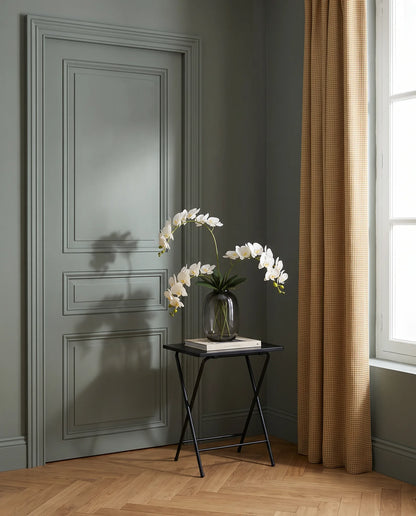 Bouquet artificiel blanc sur une table d'appoint noire, entrée au parquet point de Hongrie
