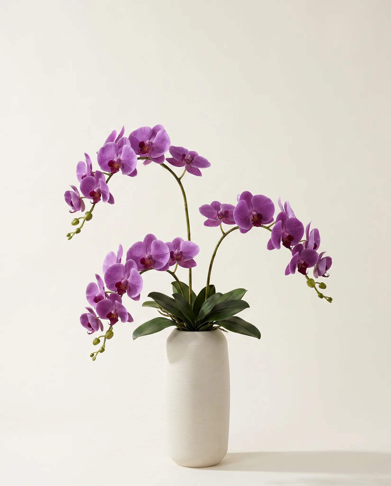Bouquet artificiel d'orchidées violet et vert en gros plan