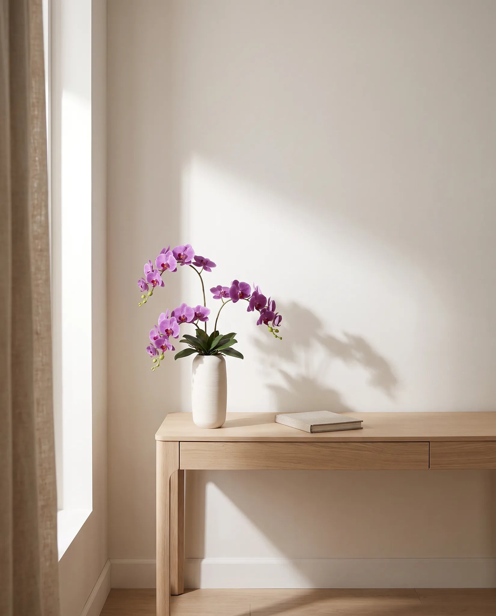 Bouquet artificiel violet sur une table en chêne clair, bureau au rideau en lin