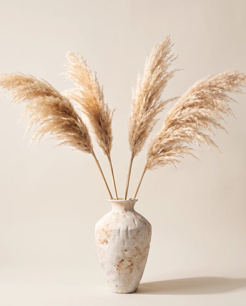 Grand bouquet de pampa artificielle beige dans un vase en céramique