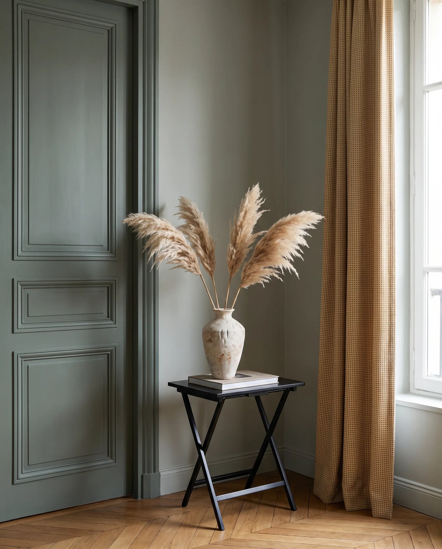 Bouquet de pampa artificielle beige dans une entrée au parquet point de Hongrie