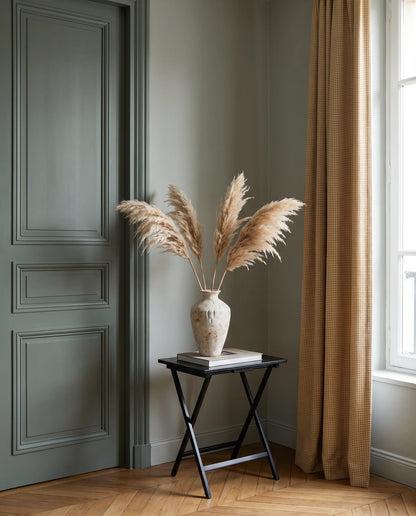 Bouquet de pampa artificielle beige dans une entrée au parquet point de Hongrie