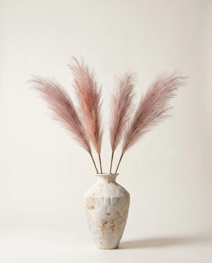 Bouquet de pampa artificielle rose poudré et beige en gros plan