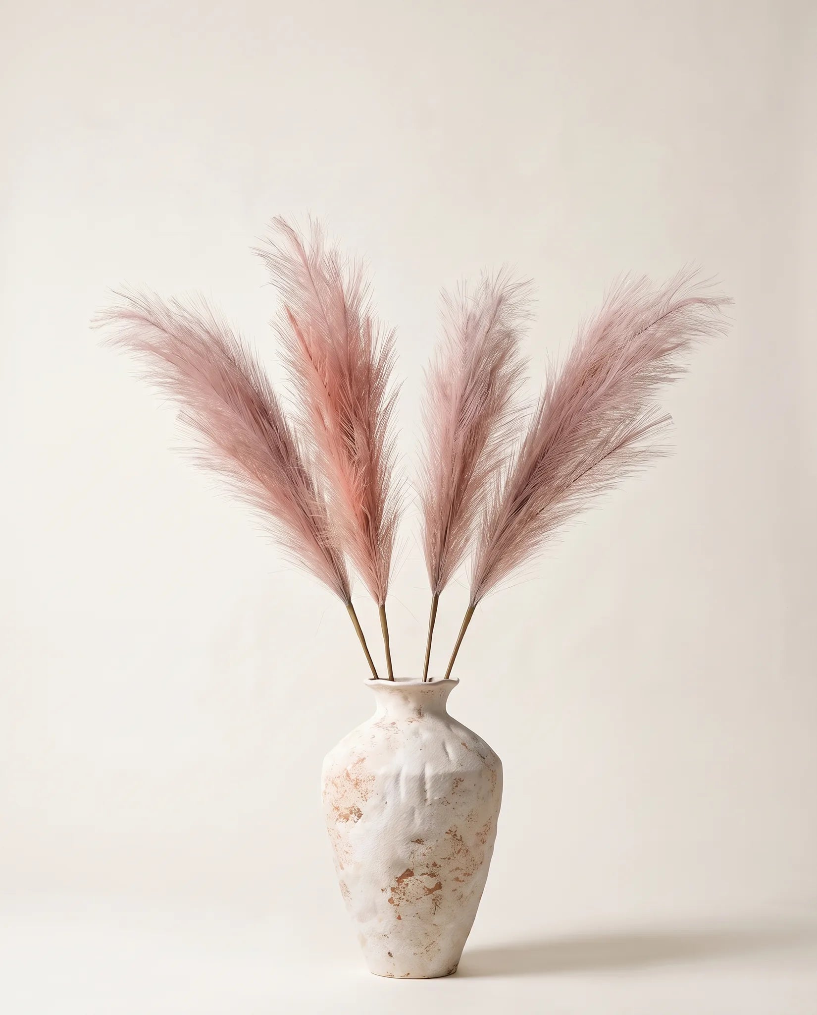 Grand bouquet de pampa artificielle rose poudré dans un vase en céramique