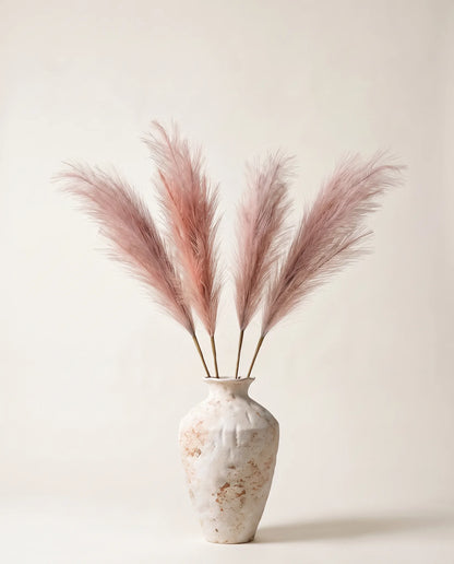 Grand bouquet de pampa artificielle rose poudré dans un vase en céramique