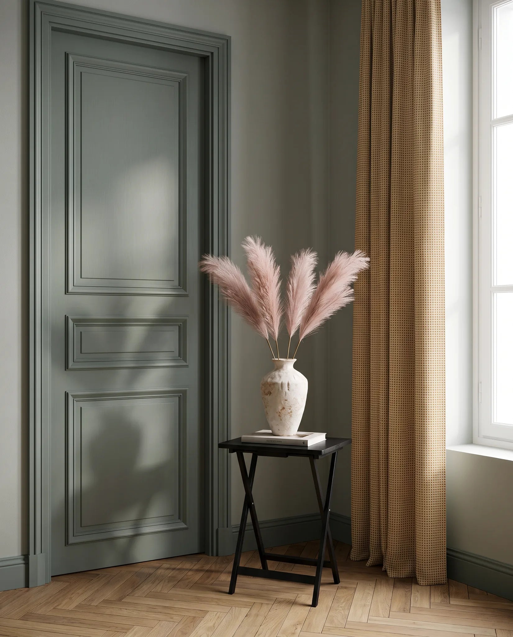 Bouquet de pampa artificielle rose dans une entrée, porte vert sauge et table noire