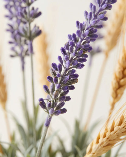 Gros plan sur les brins de lavande artificielle du bouquet Moisson d'Été