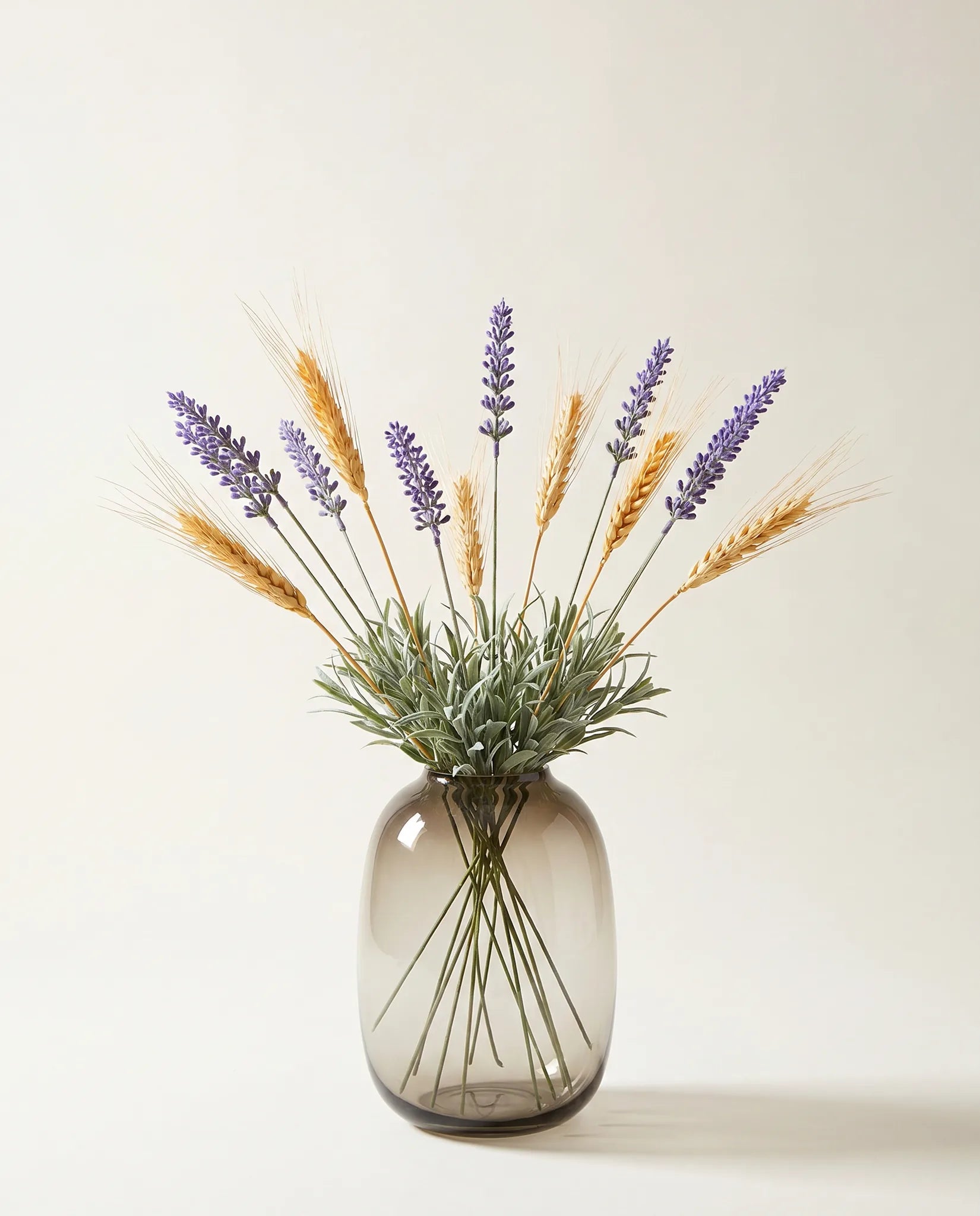 Bouquet artificiel de lavande violette et de blé doré en gros plan