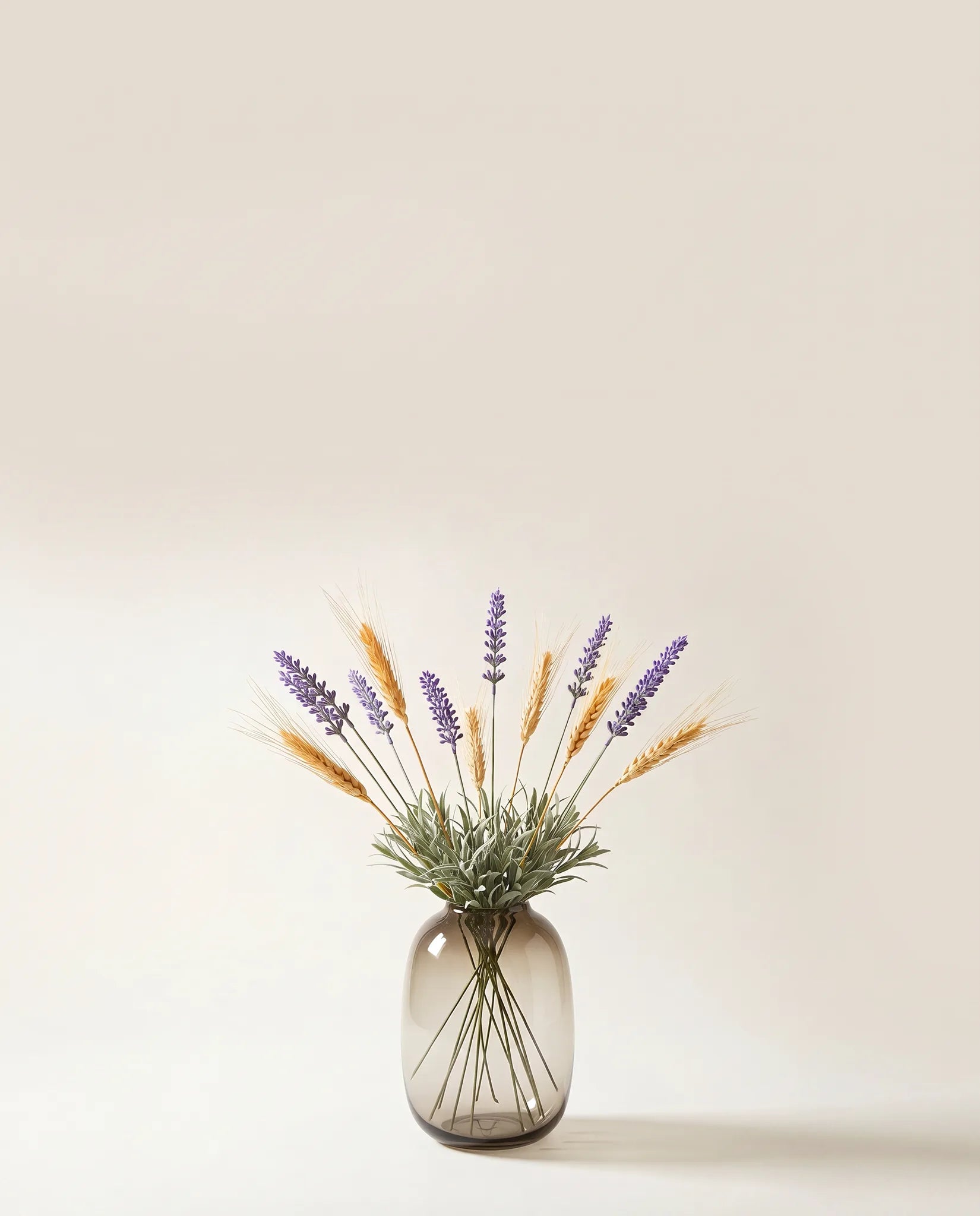 Bouquet artificiel de lavande et de blé dans un vase en verre ambré