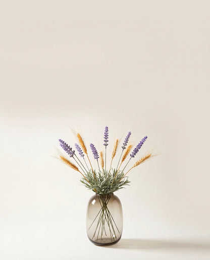Bouquet artificiel de lavande et de blé dans un vase en verre ambré
