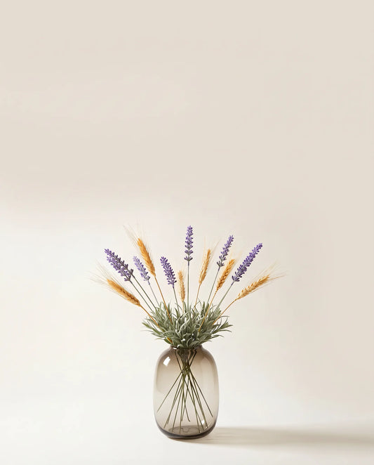Bouquet artificiel de lavande et de blé dans un vase en verre ambré