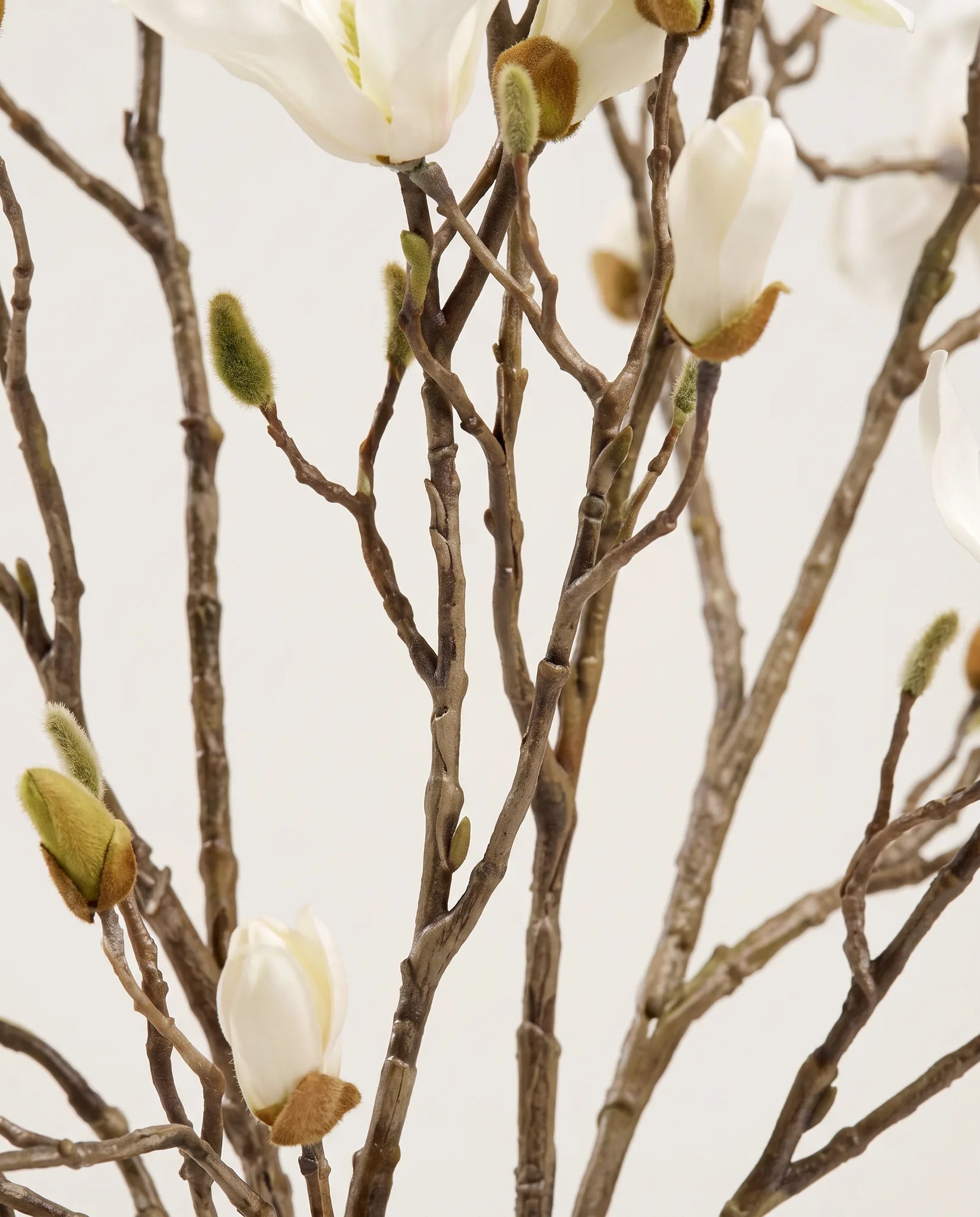 Détail du cœur doré et des boutons fermés du bouquet artificiel Lumière d'Ivoire
