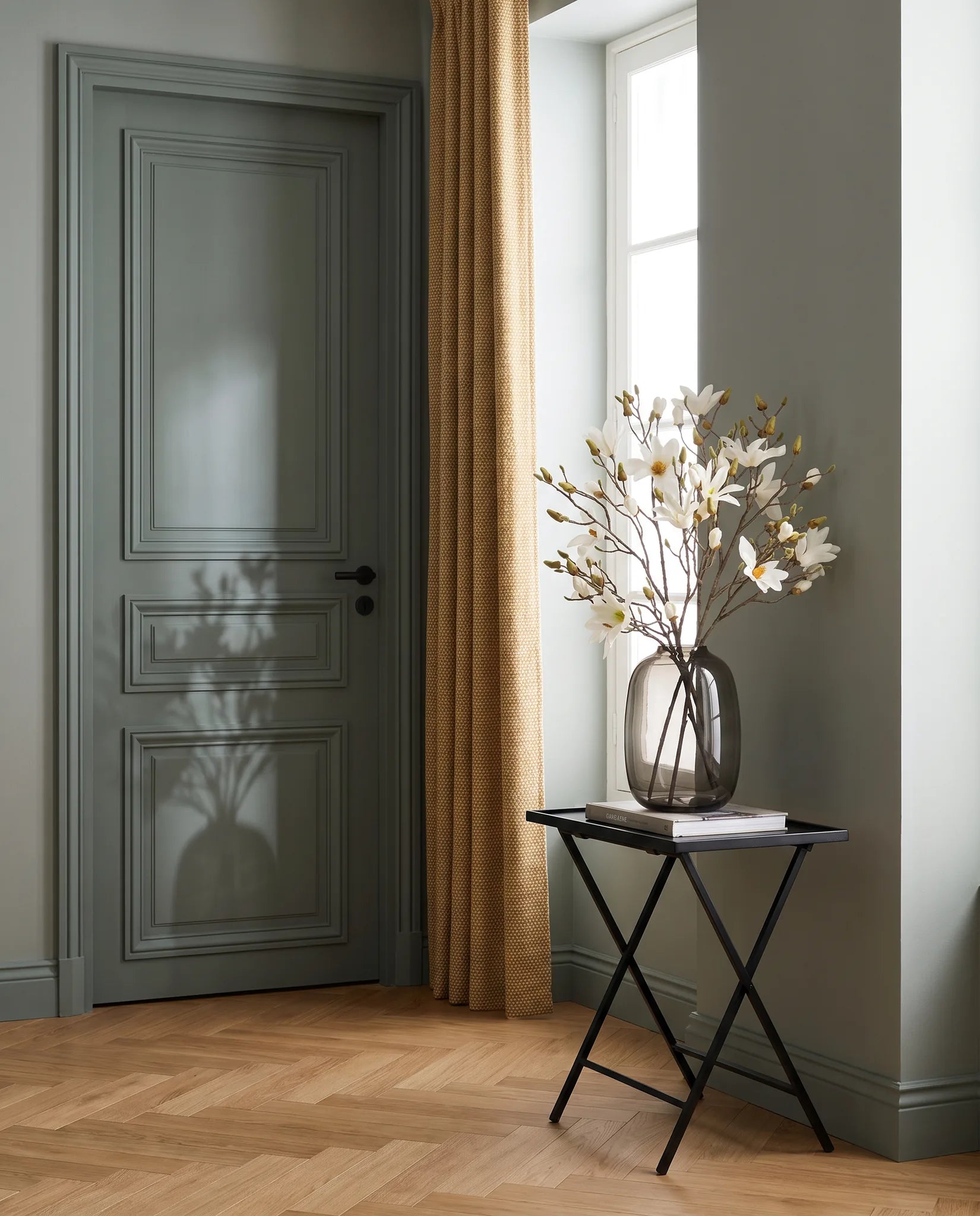 Grand bouquet artificiel crème dans une entrée, porte vert sauge et parquet point de Hongrie