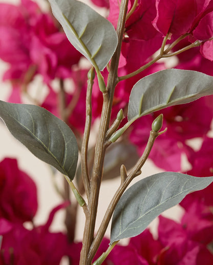 Détail des tiges ligneuses et des petites feuilles du bouquet artificiel Riviera