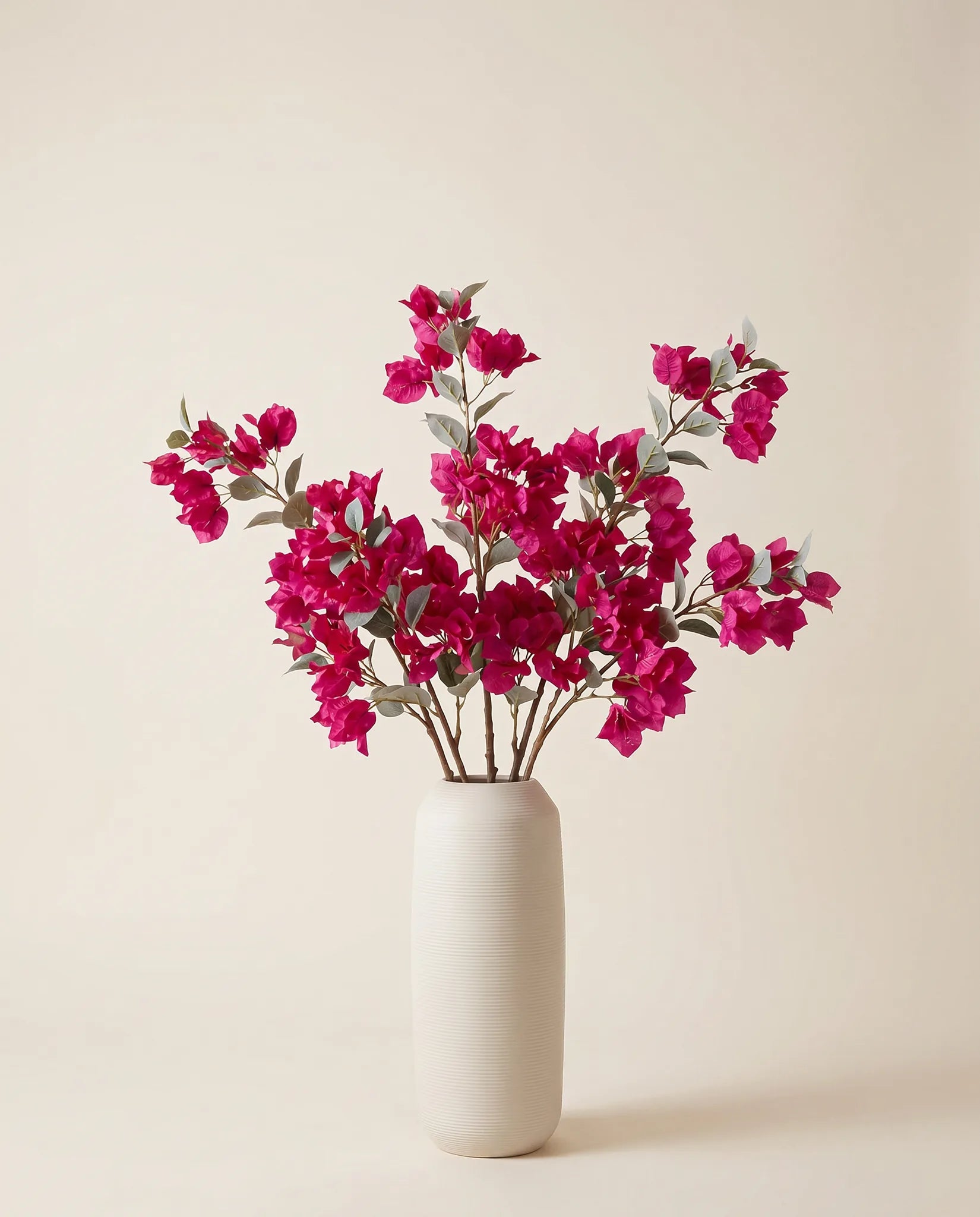 Bouquet artificiel de bougainvillier magenta fuchsia en gros plan