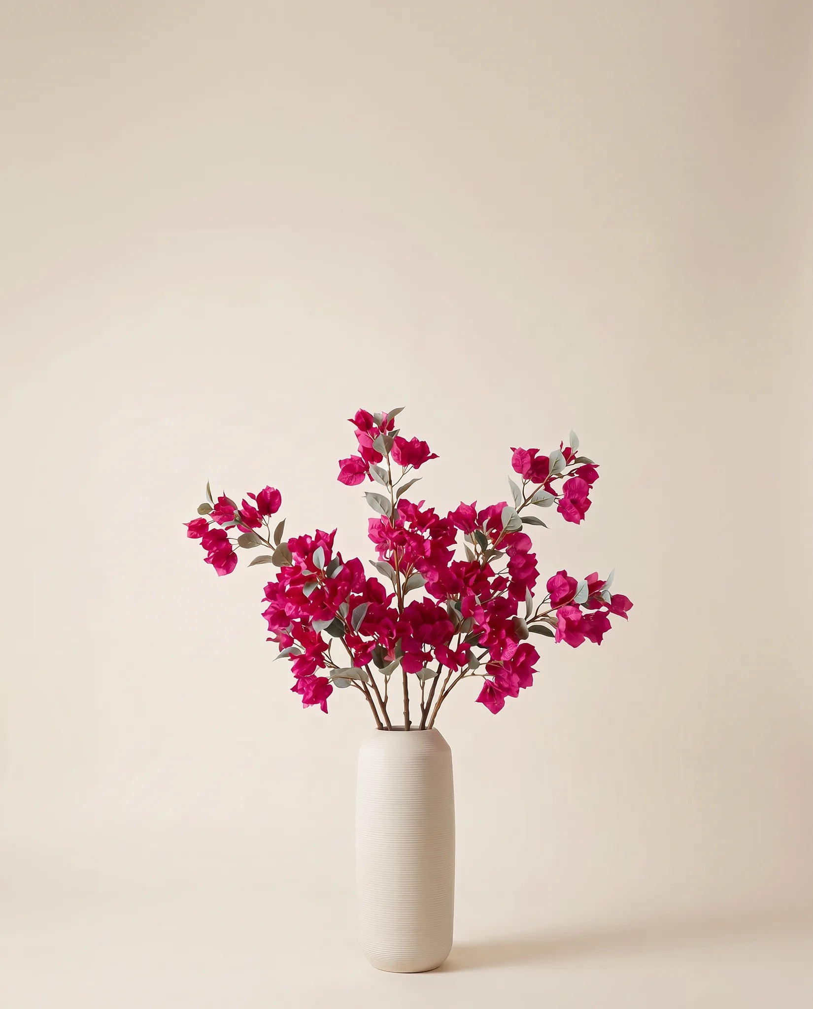 Bouquet artificiel de bougainvillier magenta dans un vase en céramique