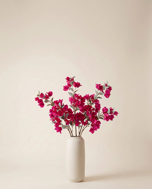 Bouquet artificiel de bougainvillier magenta dans un vase en céramique