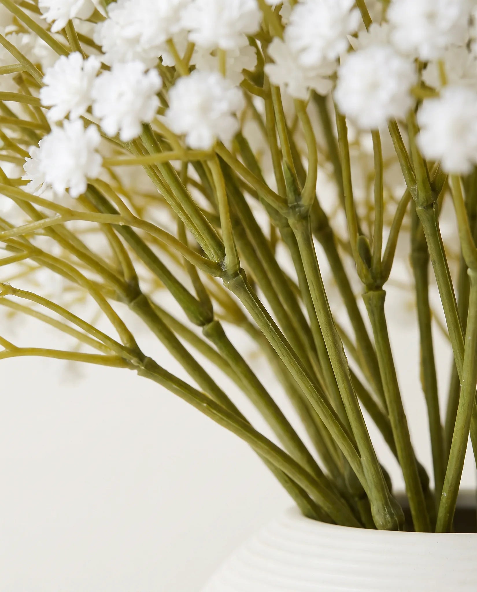 Détail des tiges fines et des minuscules fleurs du bouquet artificiel Nuage Blanc