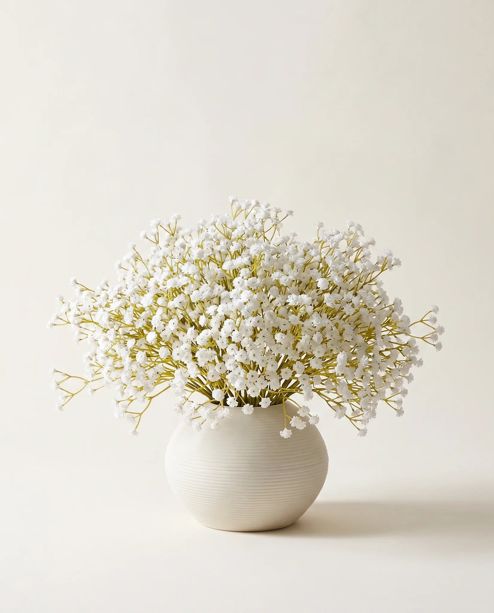Bouquet artificiel de gypsophile blanche et verte en gros plan