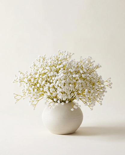 Bouquet artificiel de gypsophile blanche et verte en gros plan
