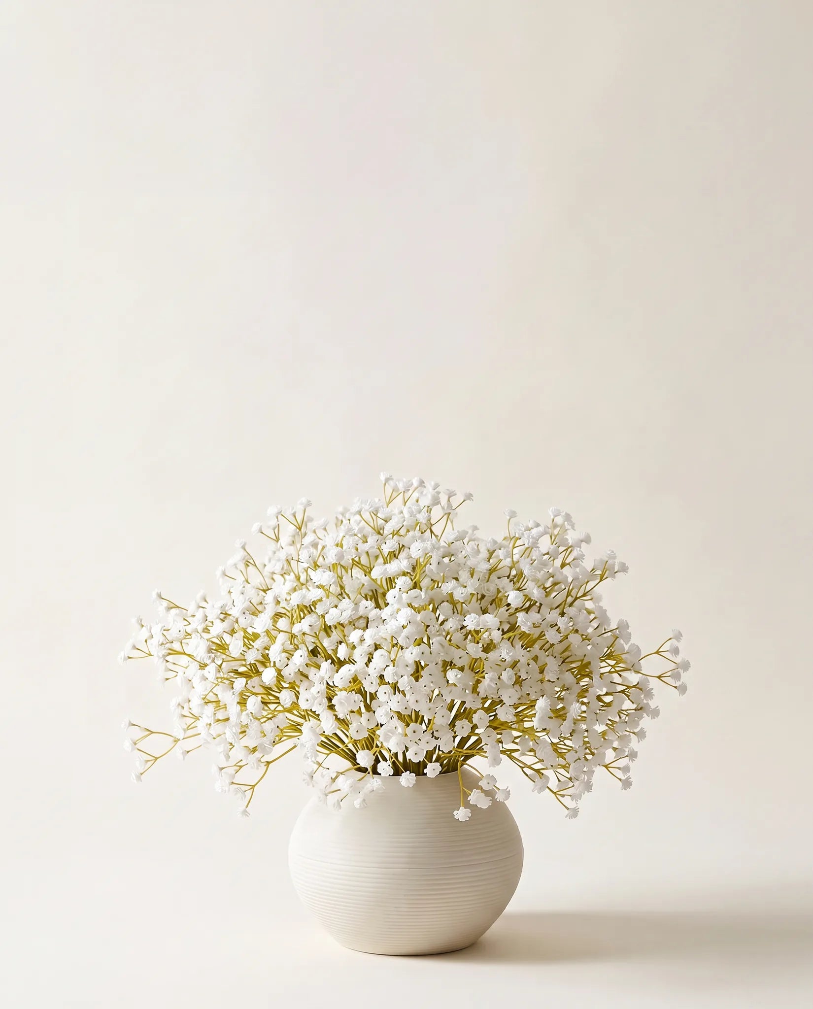 Bouquet artificiel de gypsophile blanche dans un vase en céramique