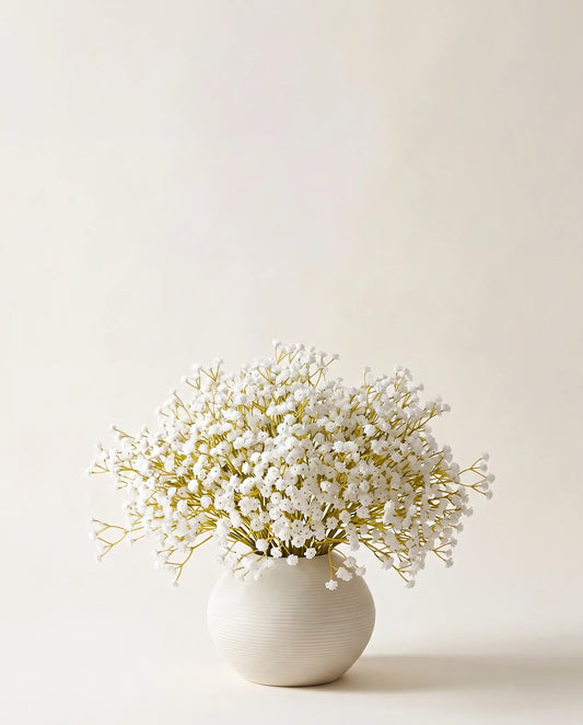 Bouquet artificiel de gypsophile blanche dans un vase en céramique