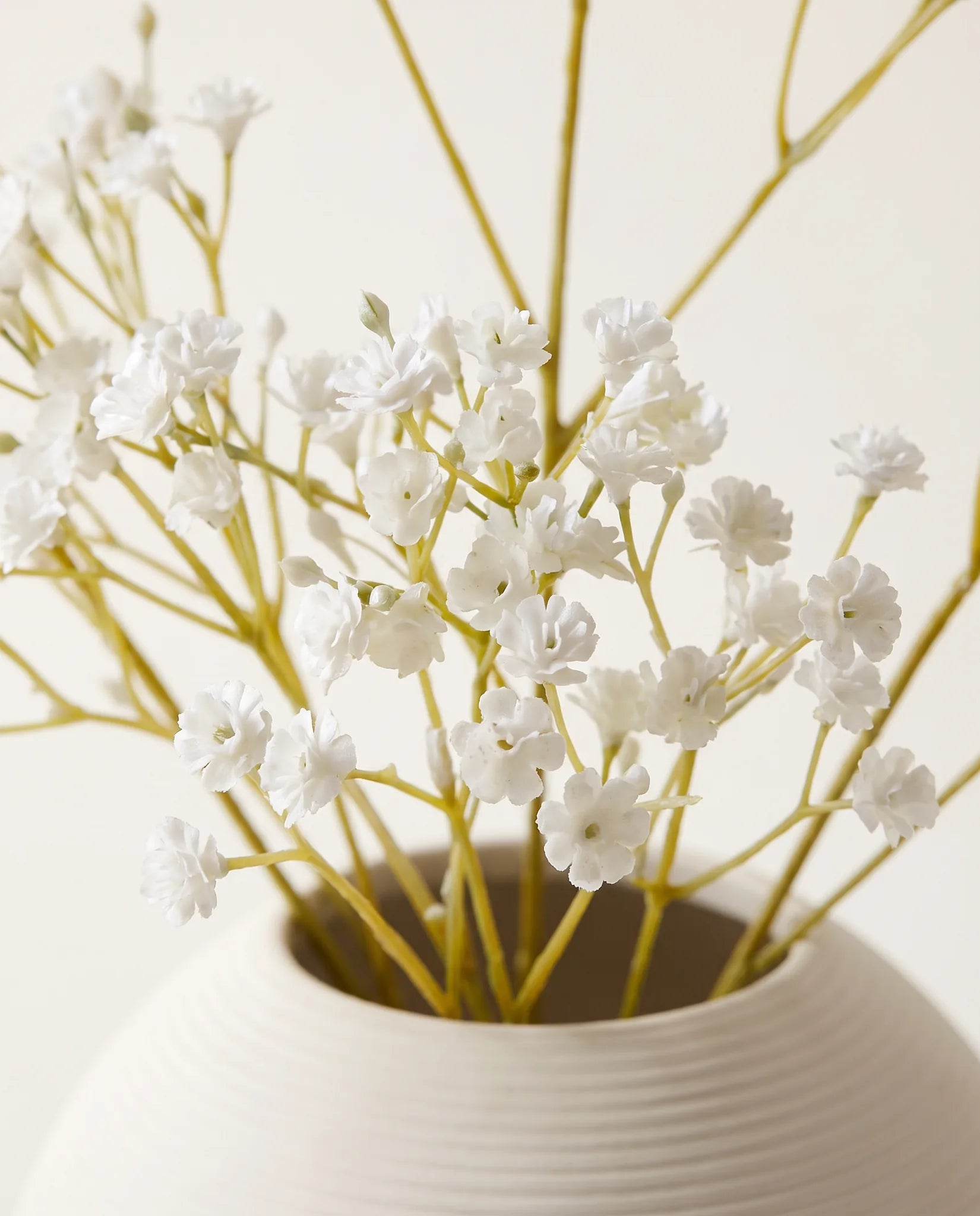 Gros plan sur la gypsophile artificielle du bouquet Poussière d'Étoiles